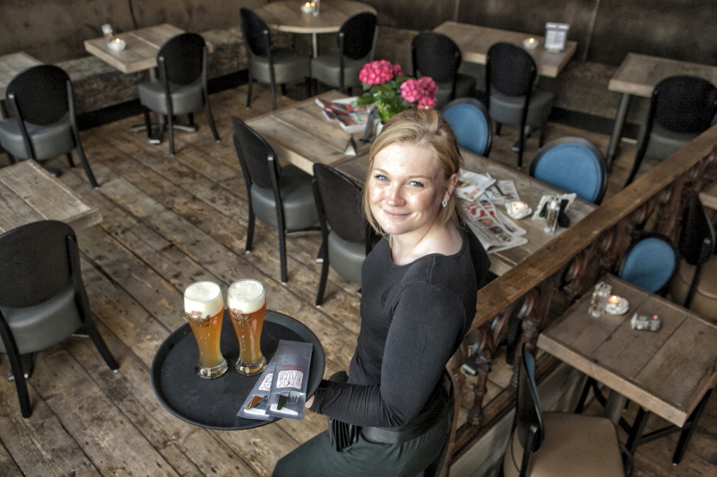 Serveerster de Rode Kater blad weizen Grolsch Marcel de Graaf fotografie Deventer