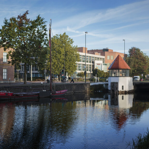 Het Apeldoorns Kanaal met een zeilschip en een bruggenwachtershuisje