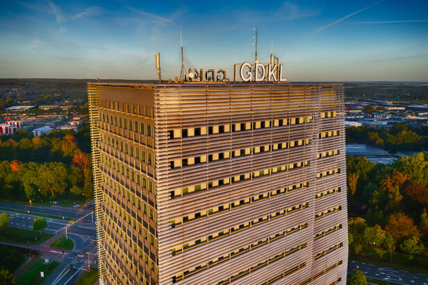 Dronefoto van de bovenkant van de GDKL-toren in Apeldoorn