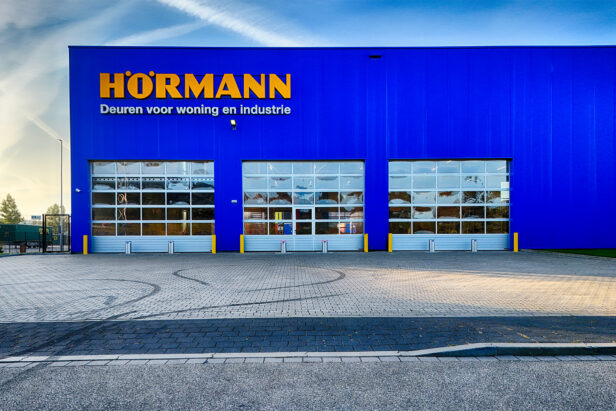 Gevel van het bedrijfspand van Hörmann in Apeldoorn met drie industriële deuren
