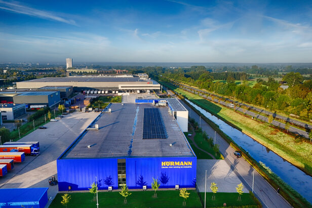 Luchtfoto van een blauw bedrijfspand van Hörmann op bedrijventerrein Apeldoorn Noord