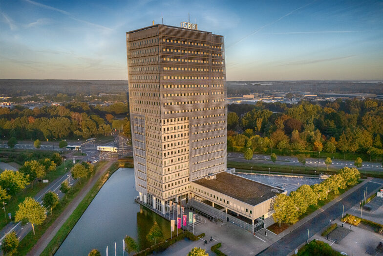 Luchtfoto van kantoortoren GDKL in Apeldoorn bij zonsopkomst
