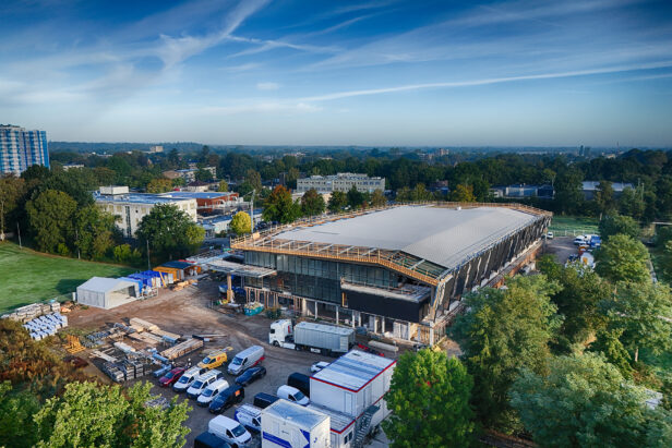 Luchtfoto van de bouw van een zwembad aan de Vlijtseweg in Apeldoorn